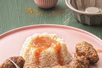 Σουτζουκάκια με 2 κιμάδες και πικάντικη κρασάτη σάλτσα