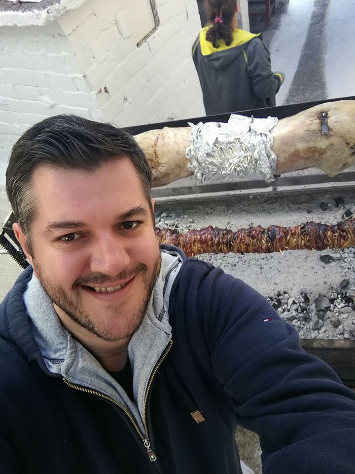 Αχαΐα: Το facebook ... ψήνει τον Πασχαλινό οβελία! Γέμισε φωτογραφίες το διαδίκτυο