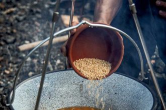 Σούπα με μανιτάρια, λαχανικά και ξινό τραχανά