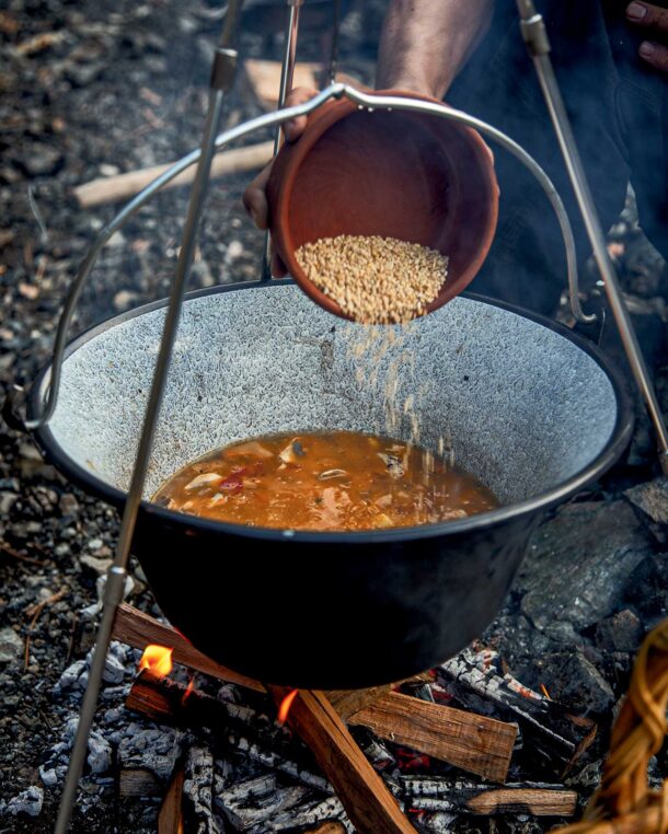 Σούπα με μανιτάρια, λαχανικά και ξινό τραχανά