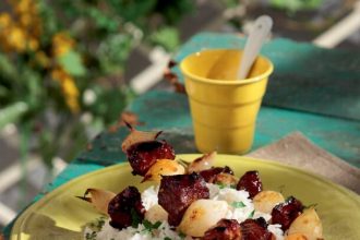 Σουβλάκια αρνιού με κοκκάρια, σε πετιμέζι και κόκκινο κρασί