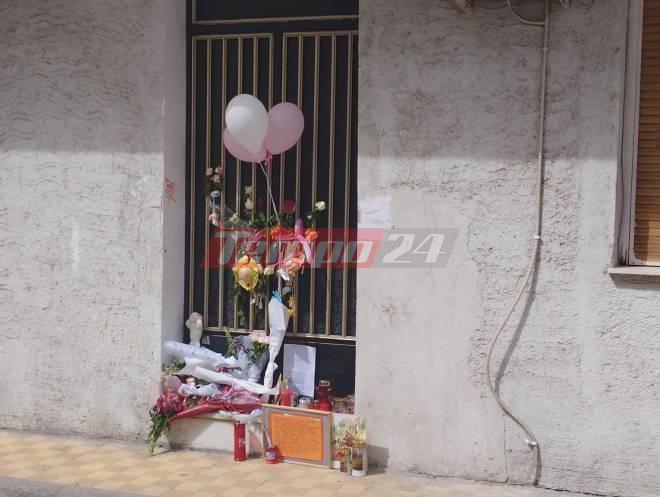 Οι Πατρινοί δεν σταματούν να αφήνουν λουλούδια για τα νεκρά παιδιά στην πόρτα του σπιτιού της Ρούλας Πισπιρίγκου (ΦΩΤΟ)