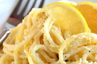 Σπαγγέτι με λεμόνι και σκόρδο