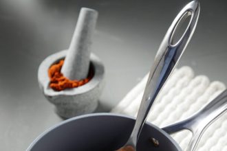 Μοσχαρίσια σπάλα λεµονάτη µε κονιάκ, µπαχαρικά και µελωµένα καρότα