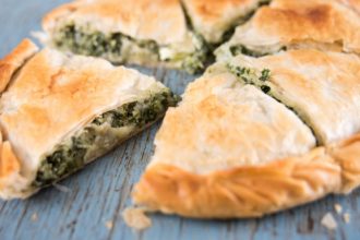 Συνταγή για σπανακόπιτα με μόλις 5 υλικά!
