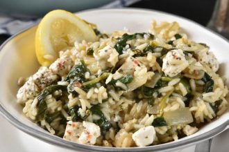 Παραδοσιακό σπανακόρυζο με τριμμένη φέτα