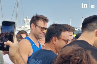 Στέφανος Κασσελάκης: Έτρεξε στο Spetses Mini Marathon με τον σύντροφό του