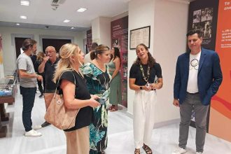 Συγχαρητήρια και ευχές του σπιράλ στη Νόρα Δράκου