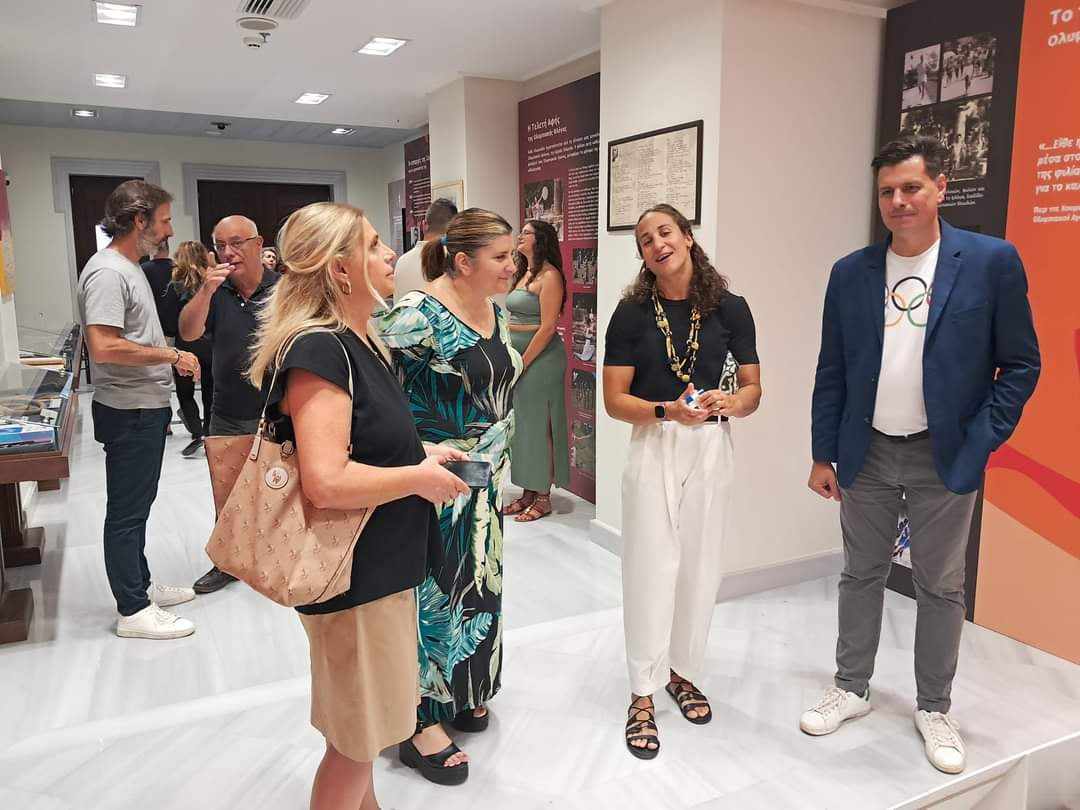 Συγχαρητήρια και ευχές του σπιράλ στη Νόρα Δράκου