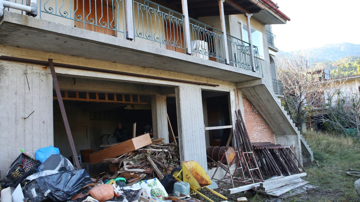 Εύβοια: «Τον σκοτώσαμε με το μαξιλάρι και τον πετάξαμε στη σκάλα» – Οι ανατριχιαστικές καταθέσεις των παιδιών που δολοφόνησαν τον πατέρα τους