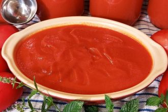 Σπιτική παραδοσιακή σάλτσα ντομάτας