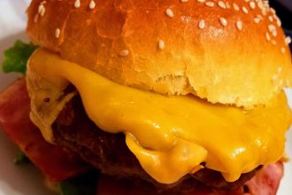 Σπιτικό μπέργκερ από το ψωμάκι μέχρι και το μπιφτέκι