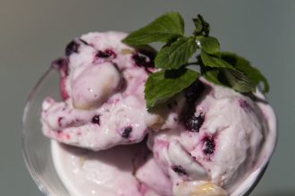 Φτιάξτε τέλειο, δροσερό και σπιτικό frozen yogurt με açaí και blueberry