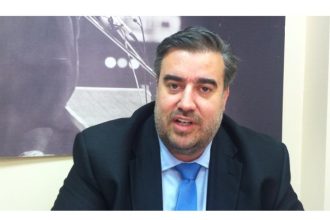 Περιφερόμενος θίασος που κόβει κορδέλες και ζητά συγγνώμη από την τρόικα