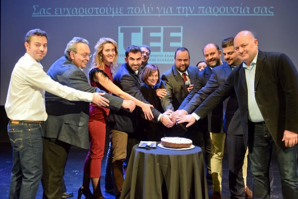 Ολοι μαζί για την κοπή της πίτας!