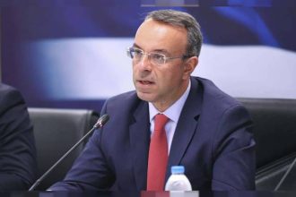 Λαμία: Τίμησαν τον Χρήστο Σταϊκούρα και του δώρισαν μια γκλίτσα
