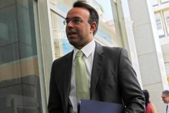 Για καφέ στο κέντρο της Πάτρας ο Χρήστος Σταϊκούρας