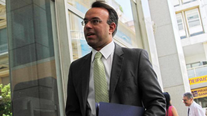 Για καφέ στο κέντρο της Πάτρας ο Χρήστος Σταϊκούρας