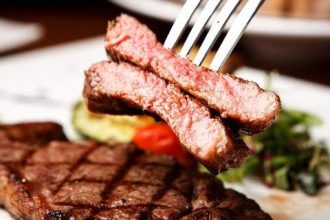 Το κόλπο για να φτιάξεις την πιο μαλακή και ζουμερή μπριζόλα