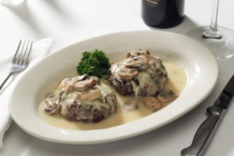 Μπριζόλες με λευκή σάλτσα και μανιτάρια