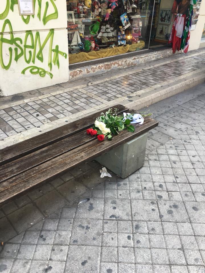 Λίγα τριαντάφυλλα στο παγκάκι του Πολωνού μουσικού που "έφυγε" από τη ζωή - Πόση αγάπη έκρυβαν οι Πατρινοί μέσα τους γι αυτό τον άνθρωπο; ΦΩΤΟ