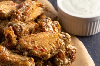 Φτερούγες κοτόπουλου με σκόρδο και παρμεζάνα