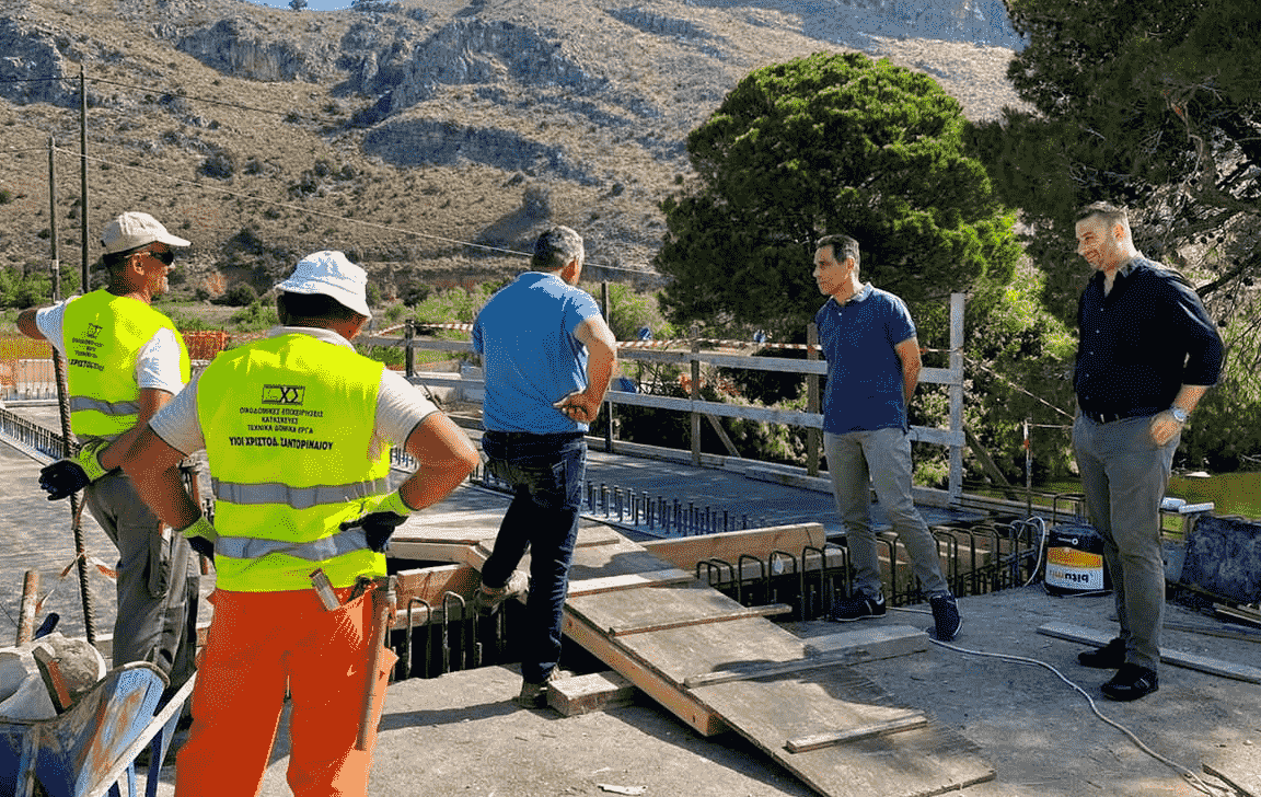 Επίσκεψη του Αντιπεριφερειάρχη Θανάση Μαυρομμάτη στις εργασίες για τη νέα γέφυρα στην Καλόγρια
