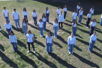 Αρσάκειο Πατρών: Ένα μοιρολόι από τους μαθητές του Γενικού Λυκείου για τα θύματα των Τεμπών