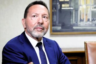 Σε πελάγη ευτυχίας ο Γιάννης Στουρνάρας - Έγινε για πρώτη φορά παππούς