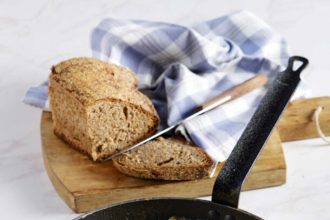 Στραπατσάδα με ντομάτα, μελιτζάνες και φέτα