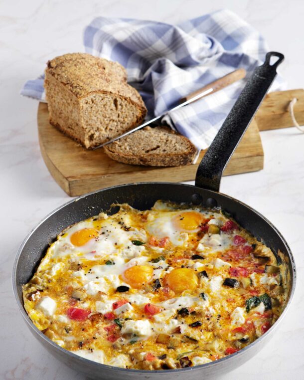 Στραπατσάδα με ντομάτα, μελιτζάνες και φέτα