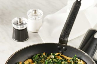 Στραπατσάδα με σπανάκι και κοτόπουλο