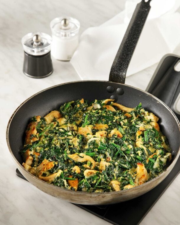 Στραπατσάδα με σπανάκι και κοτόπουλο