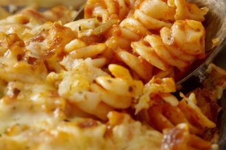 Στριφτάρια με λουκάνικα και πιπεριές