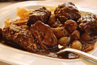 Μοσχάρι με μπύρα, καπνιστό μπέικον και φέτα