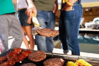 Τα μυστικά για να ψήσετε σωστά το κρέας στη σχάρα