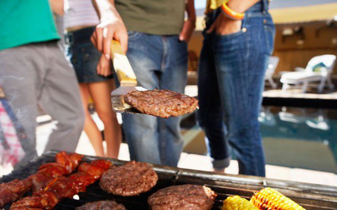 Τα μυστικά για να ψήσετε σωστά το κρέας στη σχάρα