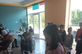 Ζεστές αγκαλιές και κεράσματα σε γηροκομείο για τους μαθητές της Γ τάξης του 6ου Δημοτικού Σχολείου Πατρών