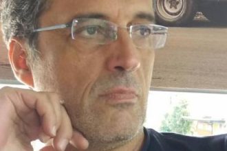 Περιμένοντας μισή ώρα την ΕΛ.ΑΣ. να παρέμβει, ενώ αυτός κρατούσε μαχαίρι σε κατάσταση αμόκ, στο κέντρο της Πάτρας