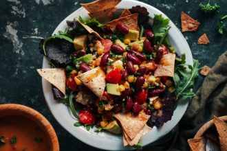 Σαλάτα με κόκκινα φασόλια, αβοκάντο και ντρέσινγκ με λιαστή ντομάτα