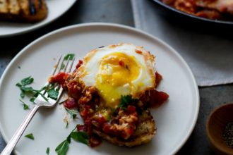 Φρυγανισμένο ψωμί με αυγό και ντομάτα