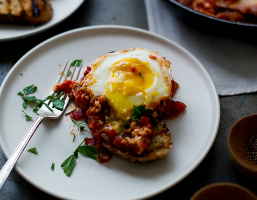 Φρυγανισμένο ψωμί με αυγό και ντομάτα