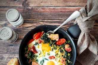 Τσιγαριαστά χόρτα με σύγκλινο και αυγά