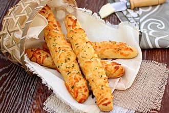 Κριτσίνια με τυρί και σκόρδο