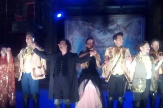 Η Δήμητρα Ματσούκα σκούπισε το θέατρο πριν την παράσταση! ΦΩΤΟΓΡΑΦΙΑ