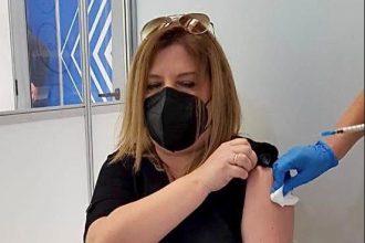 Εμβολιάστηκε η Υφ. Εργασίας Μαρία Συρεγγέλα με AstraZeneca