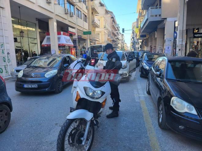 Πάτρα: "Σαφάρι" της Αστυνομίας για σταθμευμένα δίκυκλα πάνω σε πεζοδρόμια - "Βροχή" οι κλήσεις