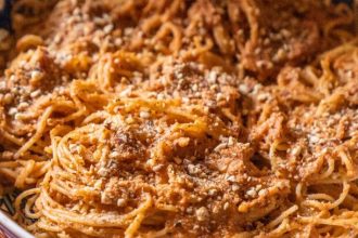 Ταχινομακάρονα με σάλτσα και τριμμένους ξηρούς καρπούς