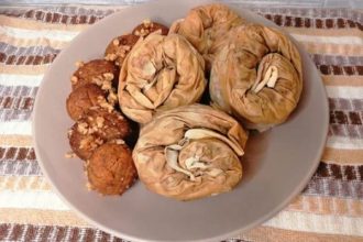 Ταχινοπιτάκια με μελομακάρονα που περίσσεψαν