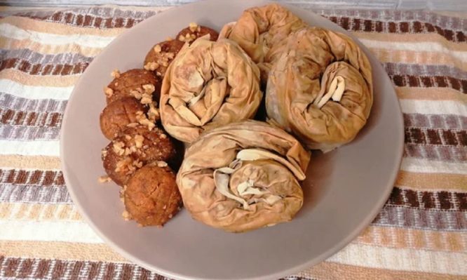 Ταχινοπιτάκια με μελομακάρονα που περίσσεψαν